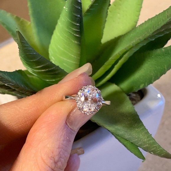 Oval white sapphire cluster ring - Picture 7 of 8